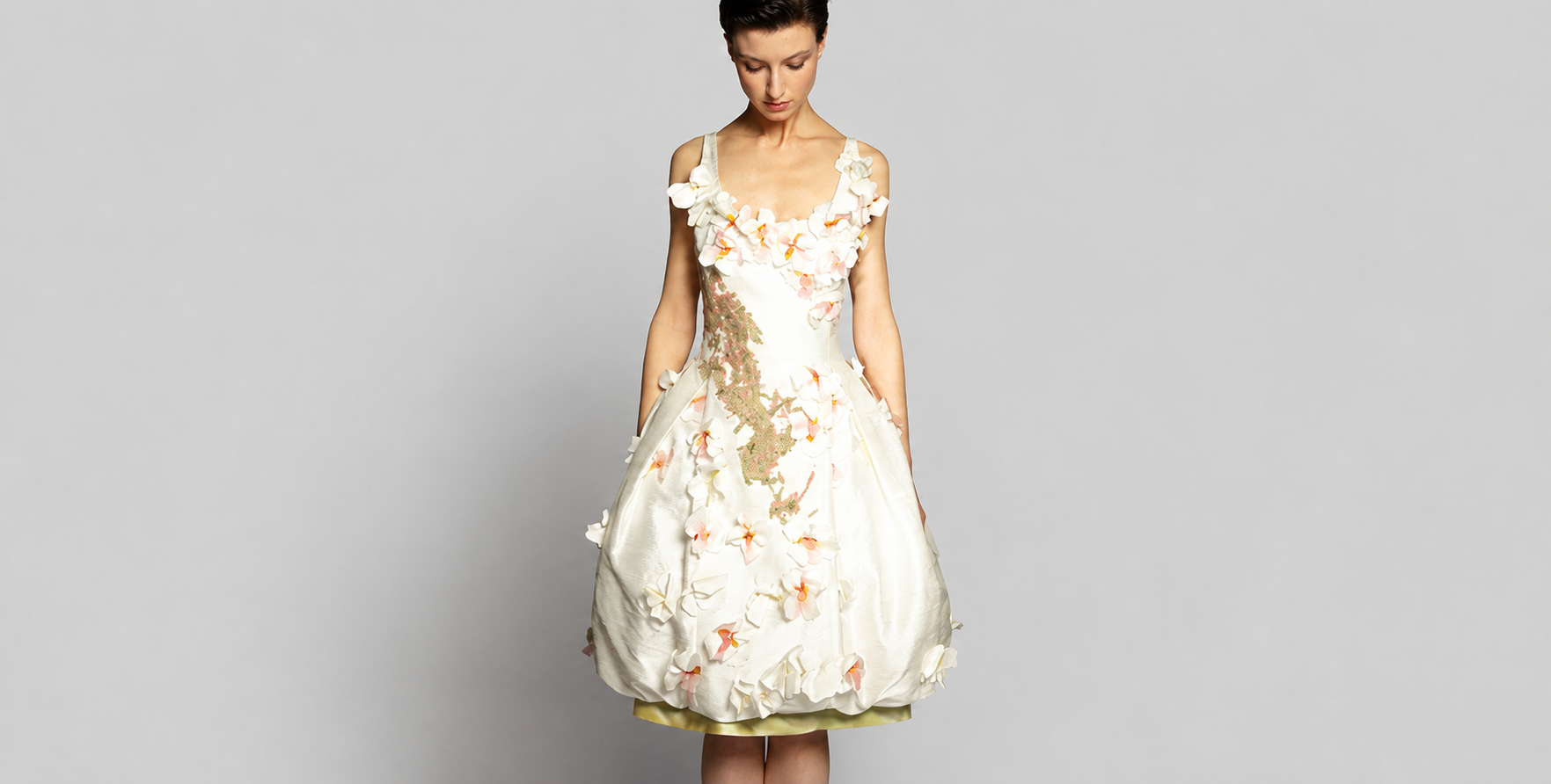 Modèle couture Kamera Obscura dans un intérieur théâtral